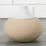wazon-na-roze-ceramiczny-bezowy-material-ceramika