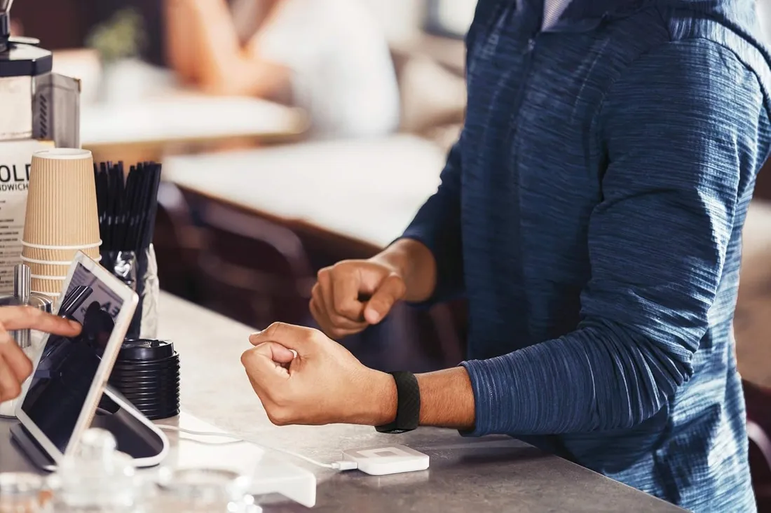 smartband-fitbit-charge-4-nfc-niebieski-stan-powystawowy