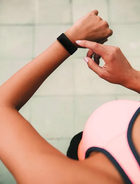 smartband-fitbit-charge-4-nfc-czarny-kolor-koperty-czarny