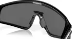 okulary-oakley-latch-panel-matte-black-prizm-black-wzor-dominujacy-logo