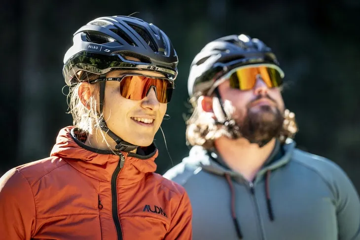 okulary-julbo-frequency-white-blue-nowosc-2025-rodzaj-okulary-rowerowe