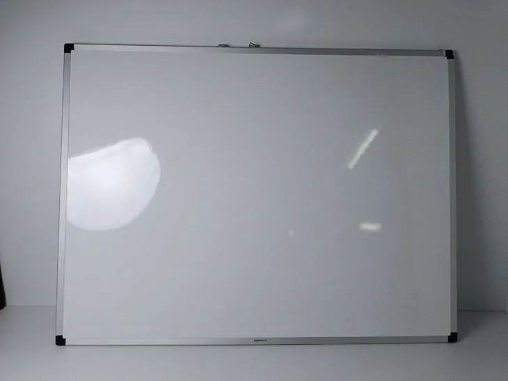 tablica-magnetyczna-amazon-basics-whiteboard-stan-powystawowy