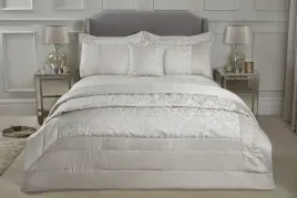 emma-barclay-zdobiony-zakardowy-pikowany-zestaw-narzut-w-kolorze-kremowym