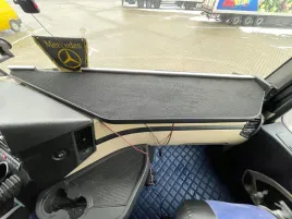 polka-na-kokpit-tir-mercedes-actros-mp4-szeroka-kabina