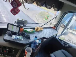 polka-stolik-na-kokpit-tir-volvo-fh-5