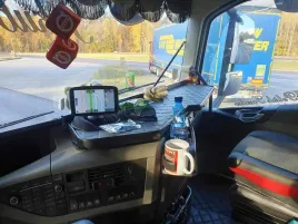 polka-stolik-na-kokpit-tir-volvo-fh-4-od-2013r