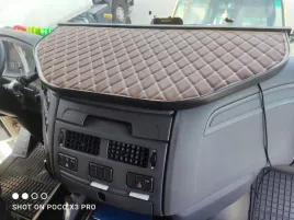 polka-stolik-na-kokpit-tir-daf-xf-106-skaj-royal