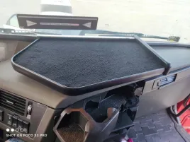 polka-stolik-na-kokpit-tir-volvo-fh-5