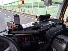 polka-stolik-na-kokpit-dluga-mercedes-atego-axor-od-2005r