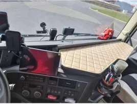 polka-stolik-na-kokpit-tir-volvo-fh-5