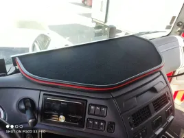 polka-stolik-na-kokpit-tir-daf-xf-106-welur