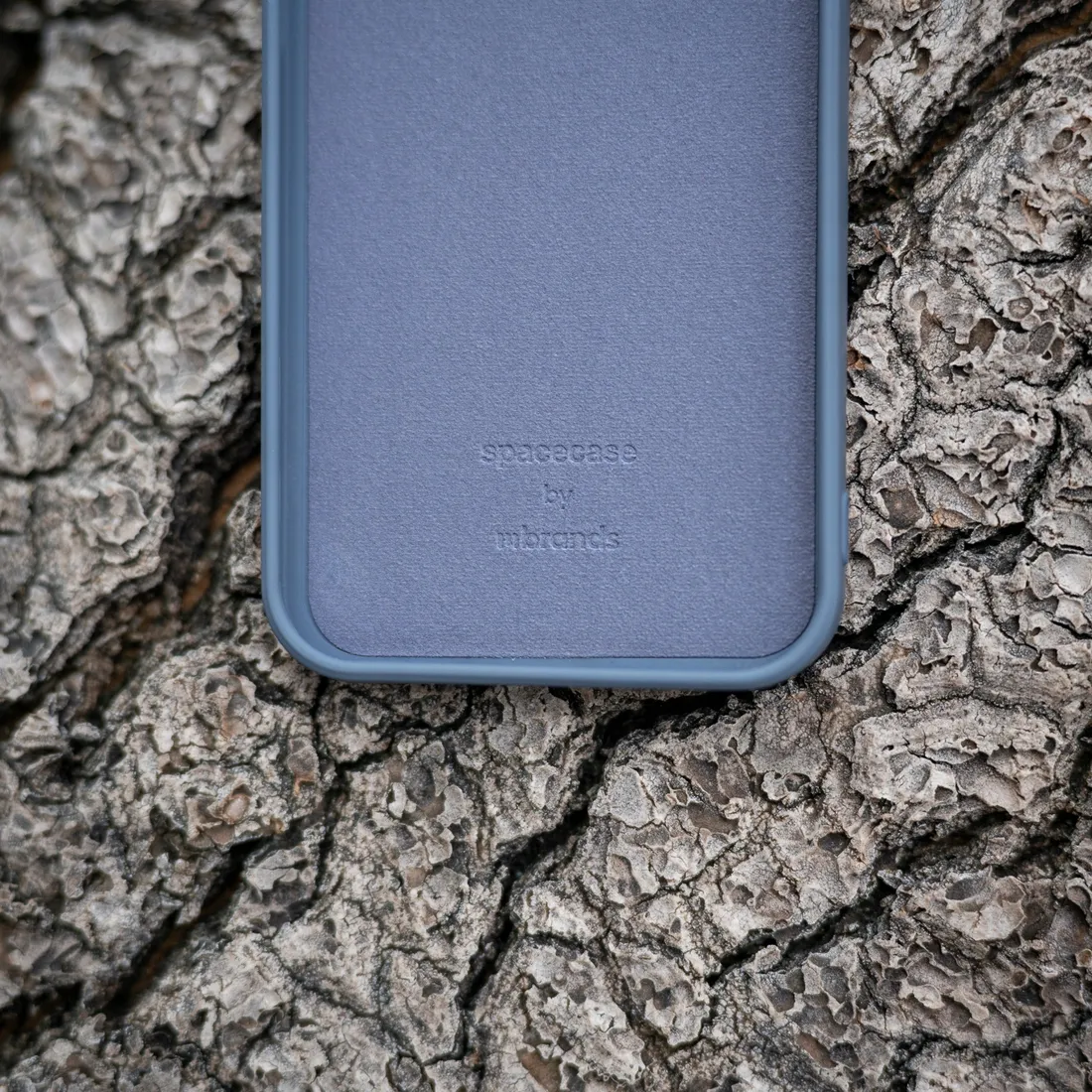 etui-matowe-spacecase-do-iphone-14-pro-szklo