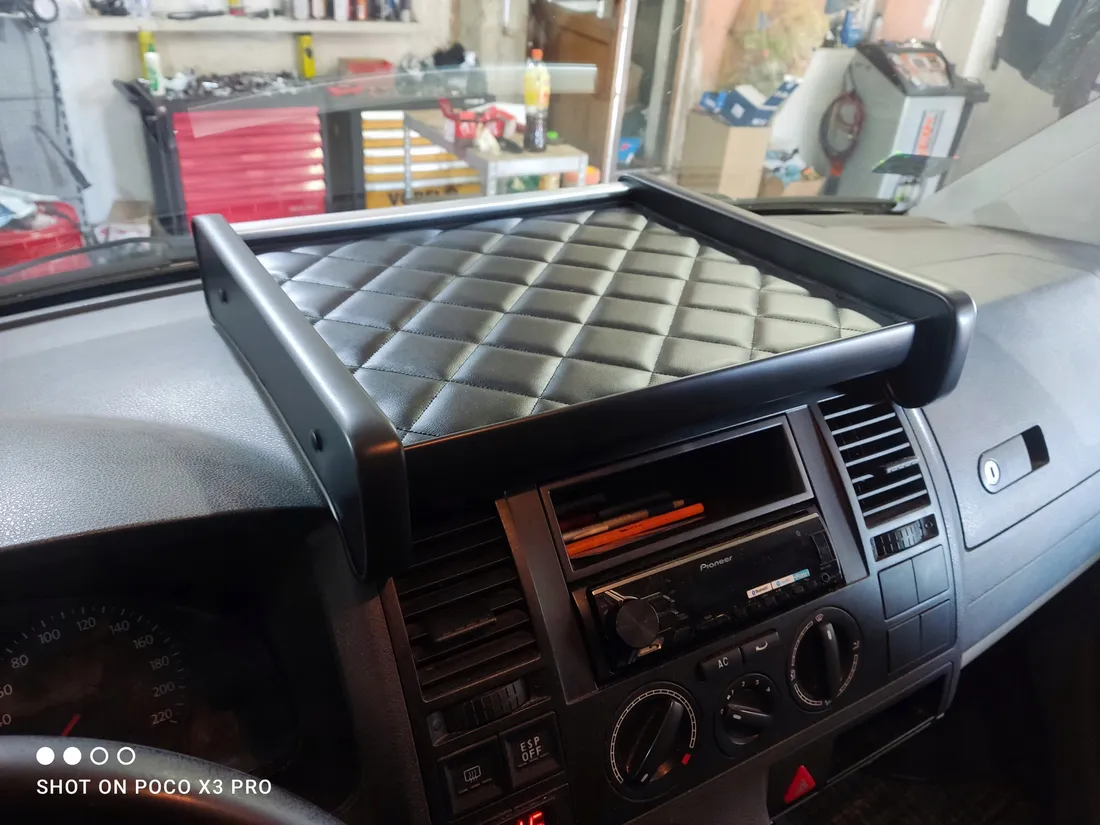 polka-stolik-na-kokpit-vw-t5