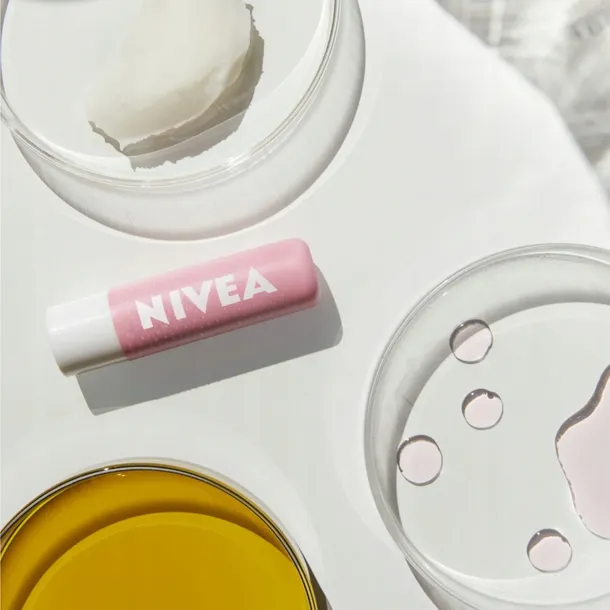 pielegnujacy-peeling-do-ust-nivea-dzika-roza-wit-e-wlasciwosci-nawilzajace-regenerujace