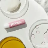 pielegnujacy-peeling-do-ust-nivea-dzika-roza-wit-e-wlasciwosci-nawilzajace-regenerujace