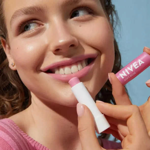 pomadka-ochronna-do-ust-nivea-soft-rose-stan-nowy-rodzaj-pomadki