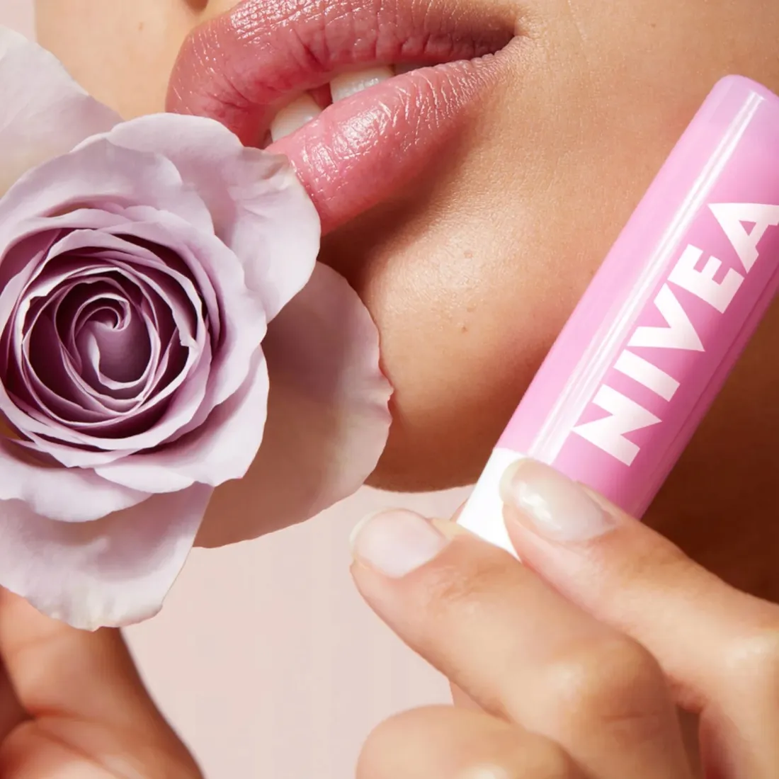 pomadka-ochronna-do-ust-nivea-soft-rose