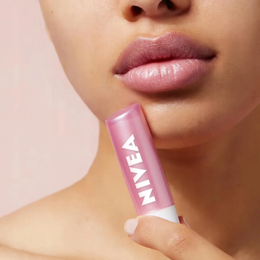pomadka-ochronna-do-ust-nivea-pearly-shine-stan-nowy