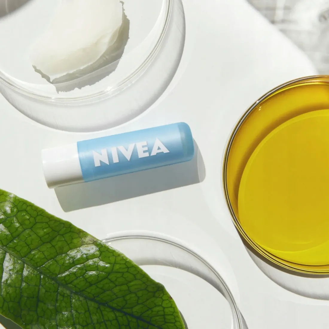 pomadka-ochronna-do-ust-nivea-hydro-care-stan-nowy