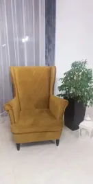 fotel-uszak-musztardowy-na-drewnianych-nozkach-przeszycia-szachownica