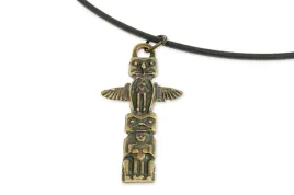 indianski-totem-z-orlem-symbol-sily