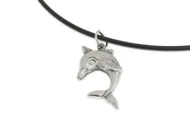wisiorek-z-delfinem-na-kauczukowej-lince
