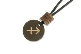 wisiorek-z-zodiakalnym-strzelcem-drewno