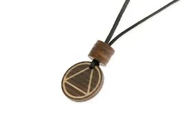 wisiorek-drewniany-ze-znakiem-trzezwosci