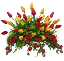 stroik-wiazanka-grob-cmentarz-kwiaty-w-koszyku-czerwone-tulipany-roze