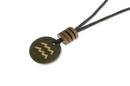 wisiorek-z-drewniana-zawieszka-zodiakalny-wodnik-ciemny-braz
