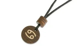 damski-wisiorek-drewniany-zodiakalny-rak