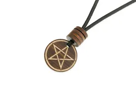 wisiorek-pentagram-na-sznurku-drewniana-zawieszka-talizman