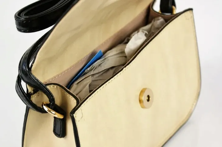 morelowa-listonoszka-cechy-dodatkowe-kieszonka-na-telefon