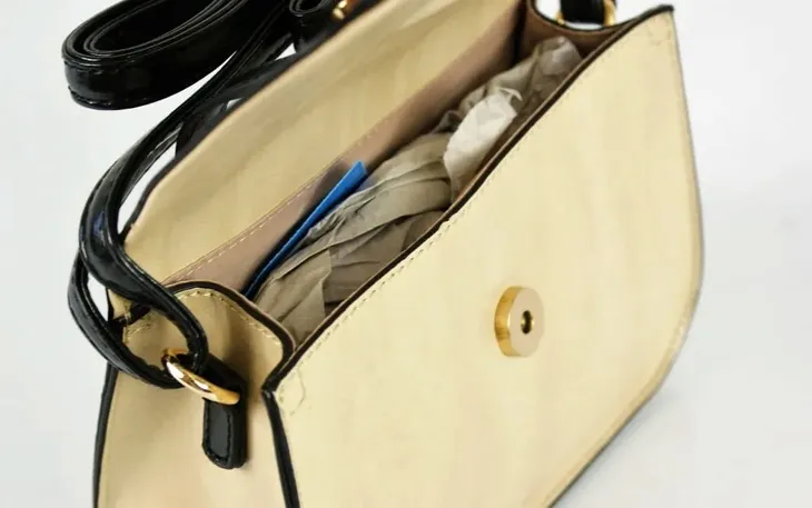 morelowa-listonoszka-cechy-dodatkowe-kieszonka-na-telefon-kolor-bezowy