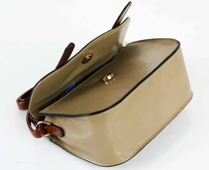 szara-listonoszka-cechy-dodatkowe-kieszonka-na-telefon