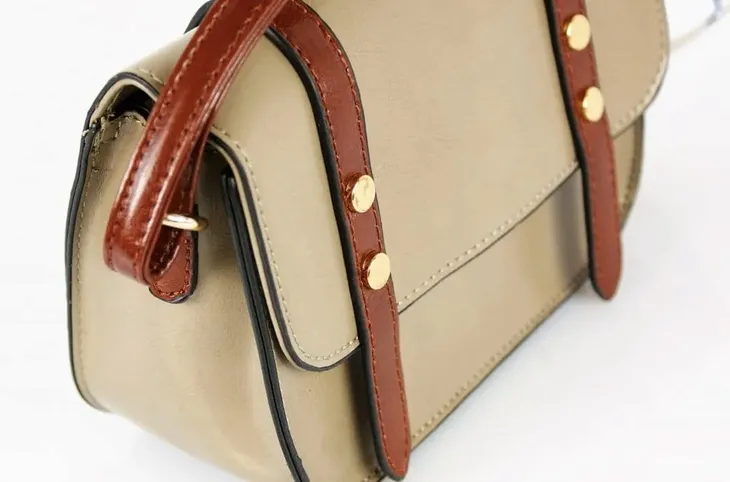 szara-listonoszka-cechy-dodatkowe-kieszonka-na-telefon-kolor-szary