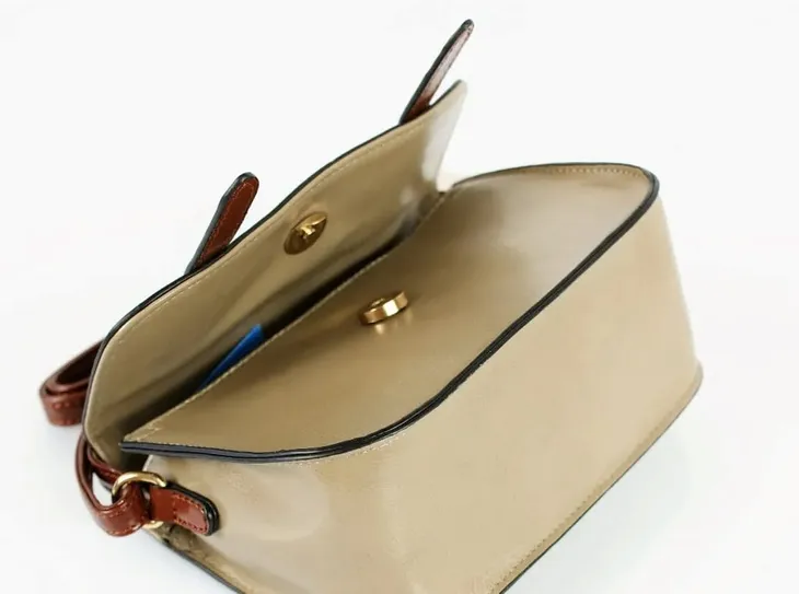 szara-listonoszka-cechy-dodatkowe-kieszonka-na-telefon