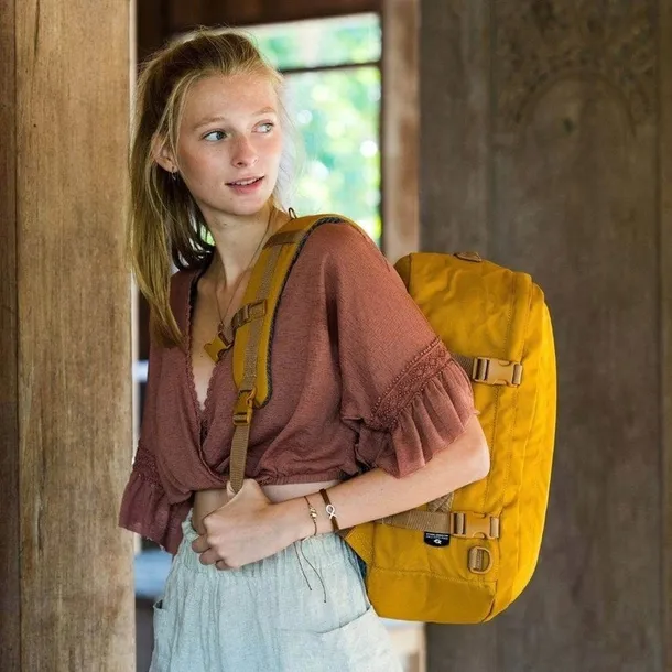 plecak-40x30x20-classic-backpack-28l-orange-chill-cabinzero-nazwa-koloru-producenta-orange-chill