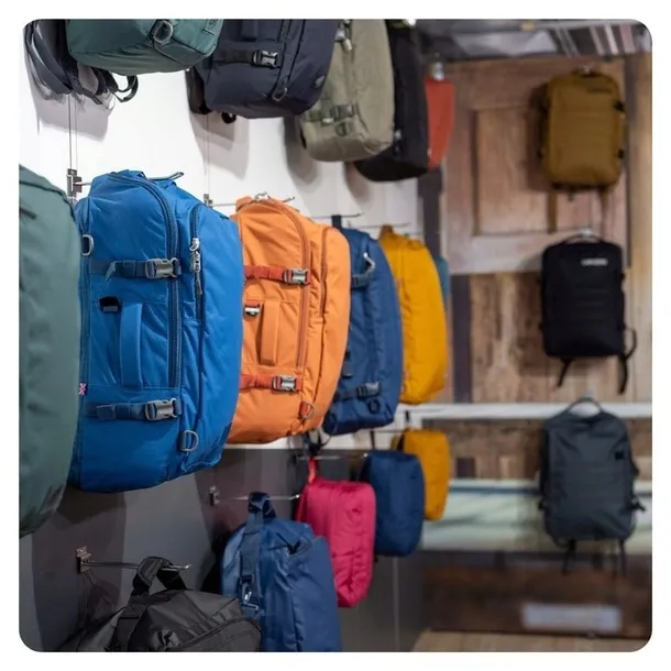 plecak-40x30x20-classic-backpack-28l-aruba-blue-cabinzero-plec-produkt-uniseks