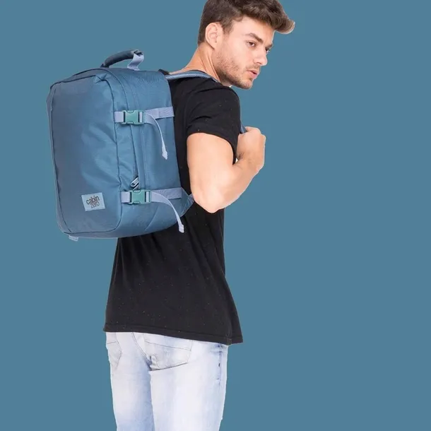 plecak-40x30x20-classic-backpack-28l-aruba-blue-cabinzero-liczba-kieszeni-3