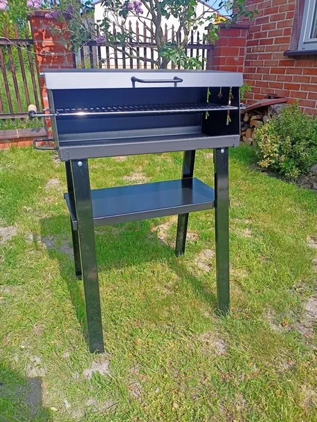 grill-ogrodowy-weglowy-cechy-dodatkowe-polka-pokrywa