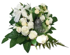 przepiekny-stroik-serce-z-bialych-roz-na-grob-ze-zniczem-28cm