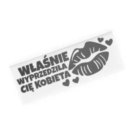 naklejka-na-samochod-wlasnie-wyprzedzila-cie-kobieta-usta-serce-dla-niej
