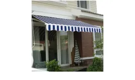 czarno-biala-markiza-recznie-zwijanana-balkon-taras-nad-okno-do-ogrodu