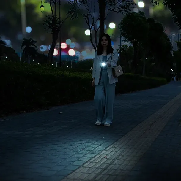 latarka-led-fenix-e05r-czarna-klasa-wodoszczelnosci-ipx-8