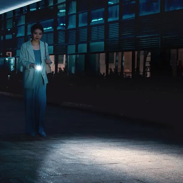 latarka-led-fenix-e05r-czarna-czas-ladowania-1-h