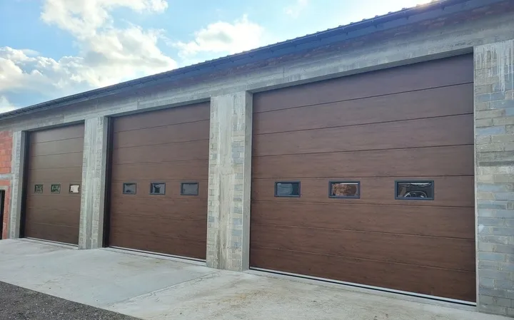 okno-do-bramy-garazowej-segmentowej-stan-nowy-kolor-czarny