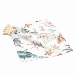 drewniany-gryzak-osmiornica-z-chusteczka-bambusowa-oceanic-qbana-mama