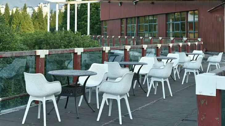 krzeslo-landi-biale-marka-king-home-stan-nowy