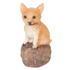 figurka-na-kamieniu-piesek